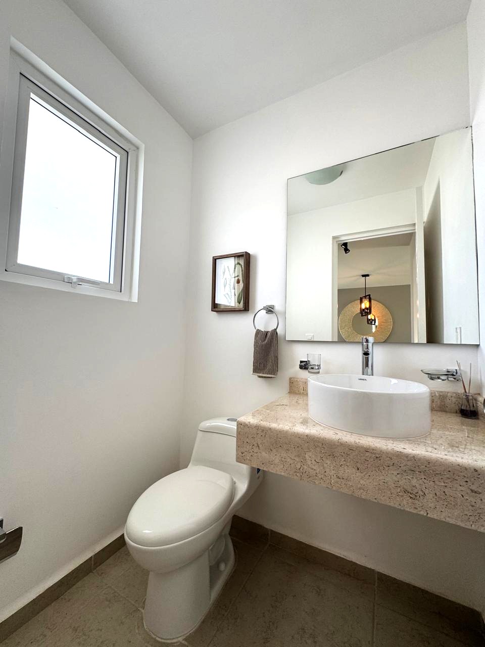 Hermosa casa nueva en VENTA estilo contemporáneo en zona norte con lindo diseño arquitectónico.